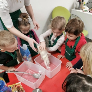 Dzieci z grupy Biedronki podczas zajęć przygotowują Pyszne Babeczki