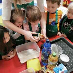 Dzieci z grupy Biedronki podczas zajęć przygotowują Pyszne Babeczki