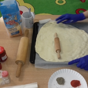 Na zdjęciu składniki użyte przez dzieci z grupy Jeżyki podczas Święta Pizzy