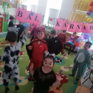 Zdjęcie grupy przedszkolnej Sówki podczas zabawy karnawałowej w sali przedszkolnej