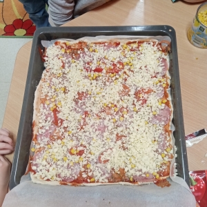 Zdjęcie zrobione podczas zajęć kulinarnych - pieczemy pizzę