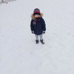 Zdjęcie zrobione podczas zabawy na śniegu Myszek 