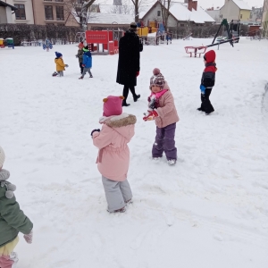 Zdjęcie zrobione podczas zabawy na śniegu Myszek 