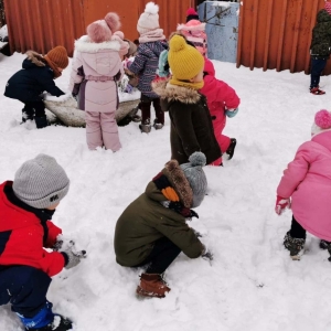 Dzieci z grupy Biedronki bawią się na śniegu 