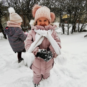 Dzieci z grupy Biedronki bawią się na śniegu 