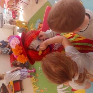 Dzieci z grupy Sarenki przygotowują Marzannę