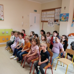 Dzieci z grupy Żabki oglądają teatrzyk
