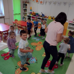 Dzieci tańczą w sali z Panią Moniką.