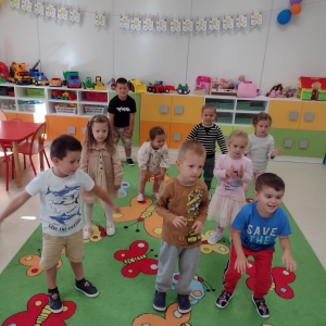 Dzieci tańczą w swojej sali przedszkolnej.