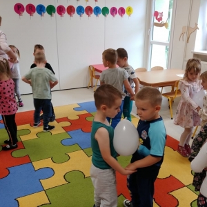 Na zdjęciu dzieci w sali Sarenki bawią się