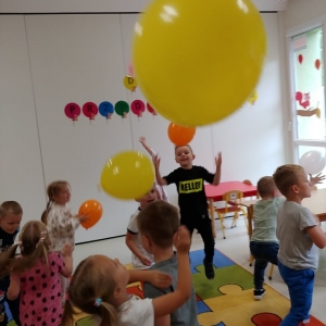 Na zdjęciu dzieci w sali Sarenki bawią się balonami
