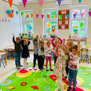Dzieci bawią się w sali Biedronek, są radosne.