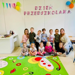 Dzieci bawią się w sali Biedronek, są radosne.