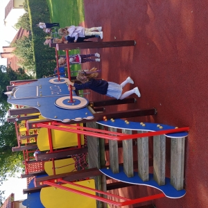 Na zdjęciu dzieci bawią się na placu zabaw.