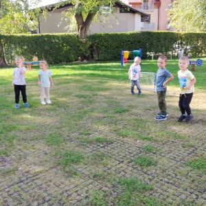 Na zdjęciu dzieci bawią się na placu zabaw.