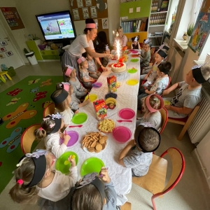 Zdjęcie zrobione podczas Dnia Zająca. Dzieci bawią się w sali.