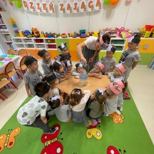 Zdjęcie zrobione podczas Dnia Zająca. Dzieci bawią się w sali.