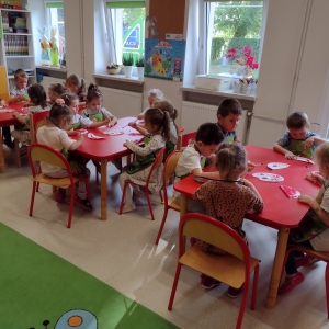 Dzieci z grupy Zajączki bawią się w swojej sali. 