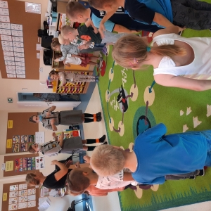 Dzieci z grupy Liski bawią się w sali przedszkolnej z Harcerzami.