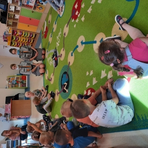 Dzieci z grupy Liski bawią się w sali przedszkolnej z Harcerzami.