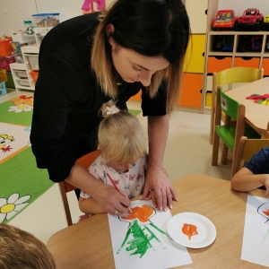Dzieci malują farbami pracę plastyczną.