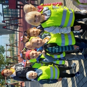 Dzieci zwiedzają Ośrodek Sportu i Rekreacji w Żmigrodzie.