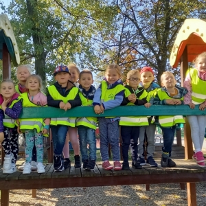 Dzieci zwiedzają Ośrodek Sportu i Rekreacji w Żmigrodzie.