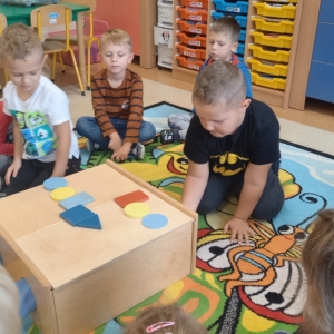 Dzieci uczą się i poznają różne figury geometryczne.