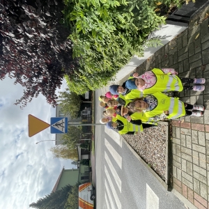 Dzieci z grupy Biedronki podczas zajęć pt. "Bezpieczni na drodze".