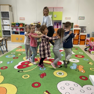 Na zdjęciu dzieci bawią się w swojej sali przedszkolnej.