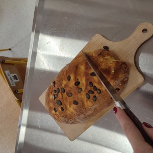 Zdjęcia z zajęć z pieczenia chleba.