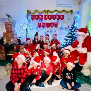Wizyta dzieci w Chatce Świętego Mikołaja.