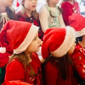 Wizyta dzieci w Chatce Świętego Mikołaja.