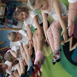 Dzieci ćwiczą w swojej sali przedszkolnej.