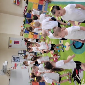 Dzieci ćwiczą w swojej sali przedszkolnej.