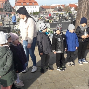 Dzieci podczas spaceru na Żmigrodzki cmentarz.