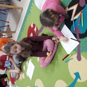 Dzieci podczas zajęć z pedagogiem.