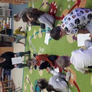 Dzieci podczas zajęć z pedagogiem.